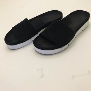 Stuart Weizmann s black leather sandals